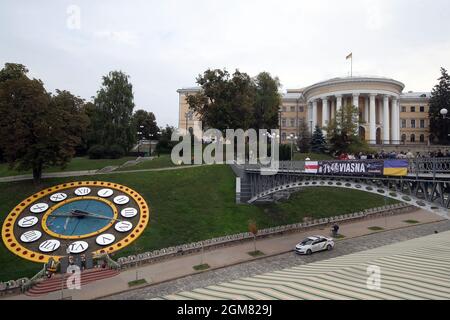 Kiev, Ukraine. 17 septembre 2021. KIEV, UKRAINE - 17 SEPTEMBRE 2021 - des militants tiennent des pancartes lors de l'action #FreeViasna en solidarité avec les militants du centre des droits de l'homme Vesna bélarussien emprisonnés pour des raisons politiques, sur le pont piétonnier au-dessus de l'allée des héros de la centaine céleste, Kiev, capitale de l'Ukraine crédit: UKRINFORM/Alay Live News Banque D'Images