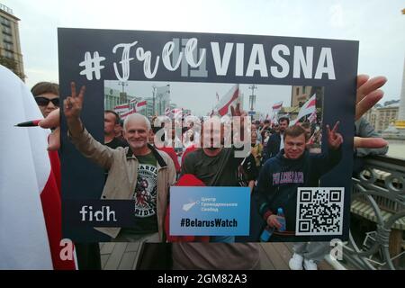 Kiev, Ukraine. 17 septembre 2021. KIEV, UKRAINE - 17 SEPTEMBRE 2021 - des militants tiennent des pancartes lors de l'action #FreeViasna en solidarité avec les militants du centre des droits de l'homme Vesna bélarussien emprisonnés pour des raisons politiques, sur le pont piétonnier au-dessus de l'allée des héros de la centaine céleste, Kiev, capitale de l'Ukraine crédit: UKRINFORM/Alay Live News Banque D'Images