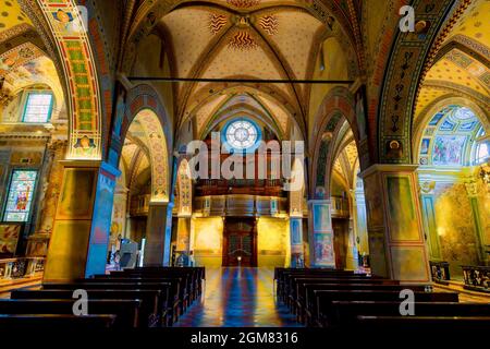 Intérieur de la cathédrale de San Lorenzo à Lugano, canton du Tessin, Suisse. Banque D'Images