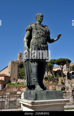 Italie, Rome, statue de Jules César Banque D'Images