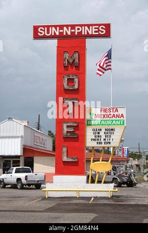 Lufkin, TX - juillet 22 : panneau Sun n Pines Motel avec drapeau américain situé à Lufkin, TX Banque D'Images