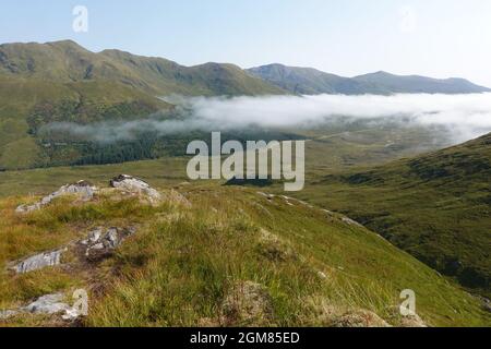 Vue vers Five Sisters Ridge, North Glen Shiel, avec inversion thermique dans la vallée ci-dessous.Highlands écossais Banque D'Images