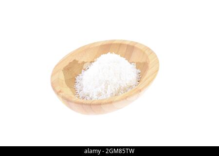 Copeaux de noix de coco dans un bol en bois sur fond blanc. Banque D'Images