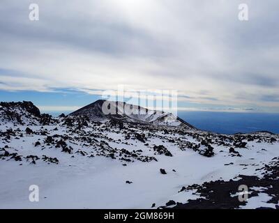 Crater Silvestri sur le côté de Mt. Etna, Sicilie dans la neige Banque D'Images