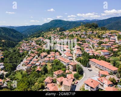 Vue aérienne du village de Momchilovtsi, région de Smolyan, Bulgarie Banque D'Images