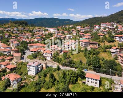 Vue aérienne du village de Momchilovtsi, région de Smolyan, Bulgarie Banque D'Images