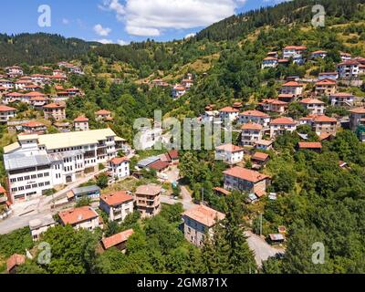 Vue aérienne du village de Momchilovtsi, région de Smolyan, Bulgarie Banque D'Images