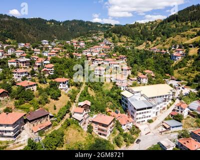 Vue aérienne du village de Momchilovtsi, région de Smolyan, Bulgarie Banque D'Images