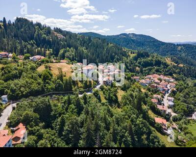 Vue aérienne du village de Momchilovtsi, région de Smolyan, Bulgarie Banque D'Images