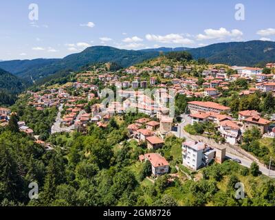 Vue aérienne du village de Momchilovtsi, région de Smolyan, Bulgarie Banque D'Images