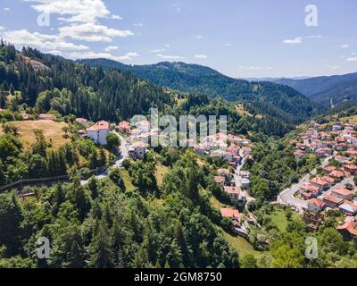 Vue aérienne du village de Momchilovtsi, région de Smolyan, Bulgarie Banque D'Images