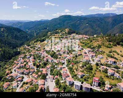 Vue aérienne du village de Momchilovtsi, région de Smolyan, Bulgarie Banque D'Images