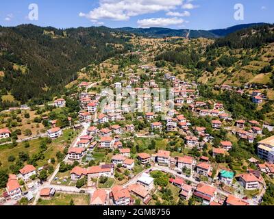 Vue aérienne du village de Momchilovtsi, région de Smolyan, Bulgarie Banque D'Images