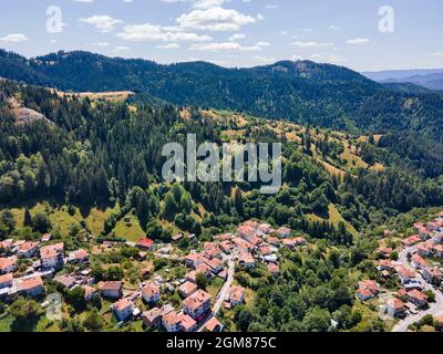 Vue aérienne du village de Momchilovtsi, région de Smolyan, Bulgarie Banque D'Images