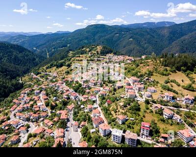 Vue aérienne du village de Momchilovtsi, région de Smolyan, Bulgarie Banque D'Images