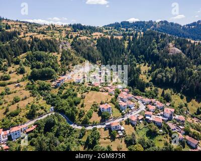 Vue aérienne du village de Momchilovtsi, région de Smolyan, Bulgarie Banque D'Images