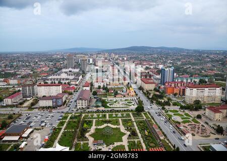 Grozny, tchétchène, Russie - 13 septembre 2021 : vue depuis le pont d'observation de la ville de Grozny au coucher du soleil Banque D'Images