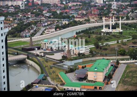 Grozny, tchétchène, Russie - 13 septembre 2021 : vue depuis le pont d'observation de la ville de Grozny au coucher du soleil Banque D'Images