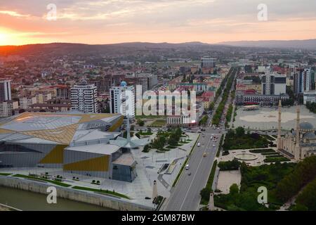 Grozny, tchétchène, Russie - 13 septembre 2021 : vue depuis le pont d'observation de la ville de Grozny au coucher du soleil Banque D'Images