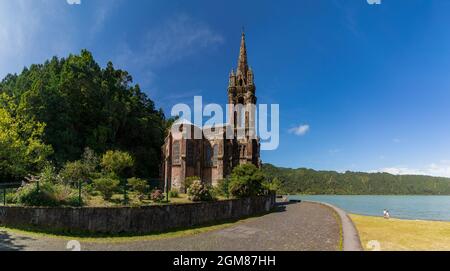 Une photo panoramique de la chapelle de Nossa Senhora das Vitórias, à côté du lac de Furnas (Açores). Banque D'Images