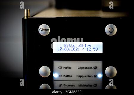 Gros plan sur une cafetière indiquant de voter s'il vous plaît en allemand Banque D'Images