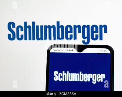 Ukraine. 17 septembre 2021. Dans cette illustration, le logo Schlumberger Limited est affiché sur un smartphone et en arrière-plan. (Photo par Igor Golovniov/SOPA Images/Sipa USA) crédit: SIPA USA/Alay Live News Banque D'Images