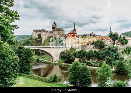 Vue panoramique de la célèbre ville médiévale de Loket, Elbogen, avec des maisons colorées et un château en pierre au-dessus de la rivière, République tchèque.Centre historique de la ville Banque D'Images