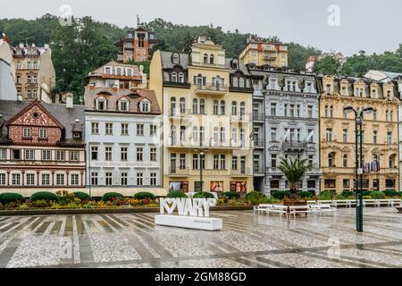 Karlovy Vary, République tchèque - août 20,2021.Maisons colorées et bâtiments pittoresques dans la célèbre ville thermale du monde.Architecture romantique de la Bohême. Banque D'Images