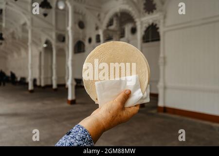 Célèbre cachets de Carlsbad, CZ: Lazenske oplatky, originaire de 1867. Femme senior tenant la main traditionnelle tchèque biscuit doux snack fait à Karlovy Vary, fa Banque D'Images