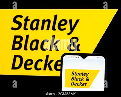 Ukraine. 17 septembre 2021. Sur cette illustration, le logo Stanley Black & Decker, Inc. Apparaît sur un smartphone et en arrière-plan. (Credit image: © Igor Golovniov/SOPA Images via ZUMA Press Wire) Banque D'Images