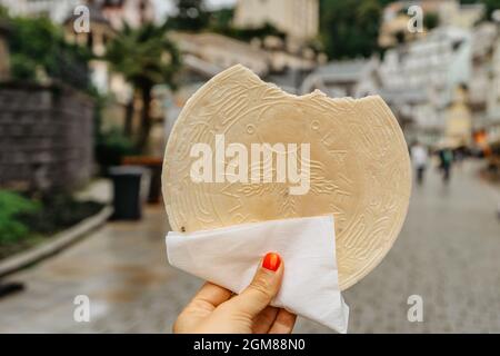 Célèbre cachets de Carlsbad, CZ: Lazenske oplatky, originaire de 1867. Femme tenant main de la traditionnelle tchèque biscuit doux en-cas fait à Karlovy Vary, célèbre s. Banque D'Images