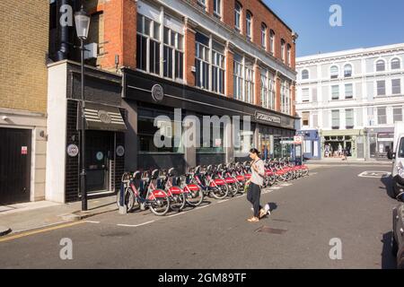 Une station d'accueil Santander sur Limerston Street, à l'extérieur de Pizza Express, à côté de Fulham Road, Chelsea, Angleterre, ROYAUME-UNI Banque D'Images