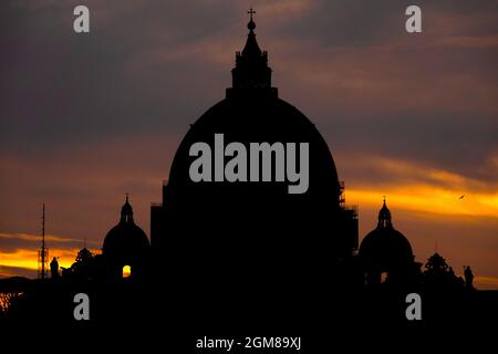 Silhouette du dôme de la basilique Saint-Pierre au coucher du soleil, Cité du Vatican Banque D'Images