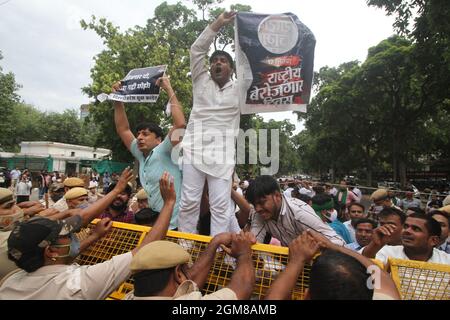 New Delhi, Inde. 17 septembre 2021. Les membres du parti du Congrès indien de la jeunesse (IYC) ont crié des slogans lors d'une protestation contre la montée du chômage dans le pays à l'occasion du 71e anniversaire du Premier ministre Narendra Modi comme « Journée nationale du chômage » à New Delhi, en Inde, le 17 septembre 2021. Photo par Anshuman Akash/ABACAPRESS.COM crédit: Abaca Press/Alay Live News Banque D'Images