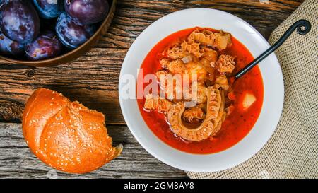 Soupe slovaque traditionnelle sur table rustique en bois Banque D'Images