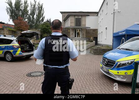 Hagen, Allemagne. 17 septembre 2021. La police garde la synagogue. Auparavant, il y avait eu des indications d'une situation dangereuse. Dans le cas des plans présumés d'attaque de la synagogue, les enquêteurs continuent d'examiner s'il y a suspicion urgente d'un crime contre un homme de 16 ans arrêté. Cela déterminera si un mandat d'arrêt sera appliqué contre la jeunesse syrienne et s'il sera porté devant un juge. Credit: Roberto Pfeil/dpa/Alay Live News Banque D'Images