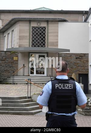 Hagen, Allemagne. 17 septembre 2021. La police garde la synagogue. Auparavant, il y avait eu des indications d'une situation dangereuse. Dans le cas des plans présumés d'attaque de la synagogue, les enquêteurs continuent d'examiner s'il y a suspicion urgente d'un crime contre un homme de 16 ans arrêté. Cela déterminera si un mandat d'arrêt sera appliqué contre la jeunesse syrienne et s'il sera porté devant un juge. Credit: Roberto Pfeil/dpa/Alay Live News Banque D'Images