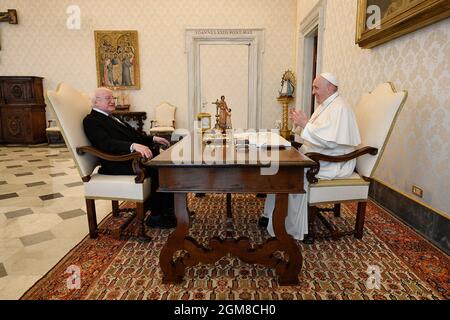 Rome, Italie. 17 septembre 2021. Italie, Rome, Vatican, 21/09/17. Le pape François rencontre Michael Higgins, président de l'Irlande au Vatican. Crédit : Agence photo indépendante/Alamy Live News Banque D'Images