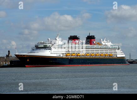 17/09/2021 Gravesend Royaume-Uni. Disney Magic à côté du terminal de croisière international de Londres, port de Tilbury. Banque D'Images