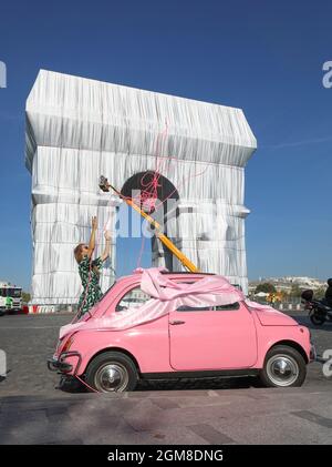 FIAT 500 ENVELOPPÉE D'ARC DE TRIOMPHE Banque D'Images