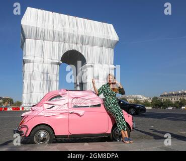 FIAT 500 ENVELOPPÉE D'ARC DE TRIOMPHE Banque D'Images