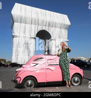 FIAT 500 ENVELOPPÉE D'ARC DE TRIOMPHE Banque D'Images