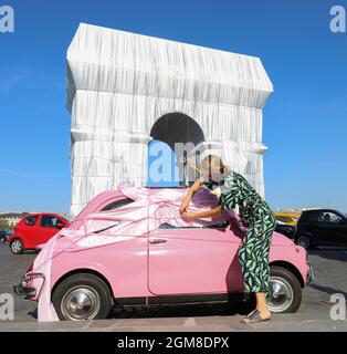 FIAT 500 ENVELOPPÉE D'ARC DE TRIOMPHE Banque D'Images