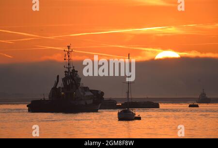 17/09/2021. Gravesend UK Un jeudi matin lever du soleil sur la Tamise près de Gravesend dans le Kent. L'image montre des remorqueurs et des bateaux à Gravesend Reach. Banque D'Images