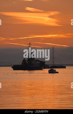 17/09/2021. Gravesend UK Un jeudi matin lever du soleil sur la Tamise près de Gravesend dans le Kent. L'image montre des remorqueurs et des bateaux à Gravesend Reach. Banque D'Images