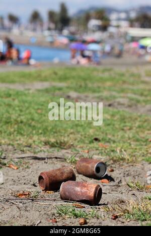 Les voyageurs ou les touristes ont laissé tomber des canettes, très rouillées comme des déchets pollués sur la plage il y a longtemps. L'étain peut endommager et rouiller. Banque D'Images