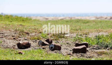 Les voyageurs ou les touristes ont laissé tomber des canettes, très rouillées comme des déchets pollués sur la plage il y a longtemps. L'étain peut endommager et rouiller. Banque D'Images