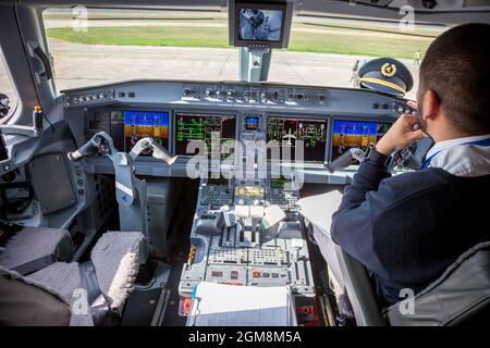 Ukraine, Kiev - 29 octobre 2019 : avion de poste de pilotage - Embraer. Tableau de bord de plan. Siège pilote. Nuit. Banque D'Images