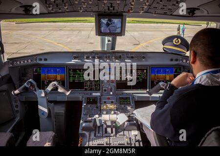 Ukraine, Kiev - 29 octobre 2019 : avion de poste de pilotage - Embraer. Tableau de bord de plan. Siège pilote. Nuit. Banque D'Images