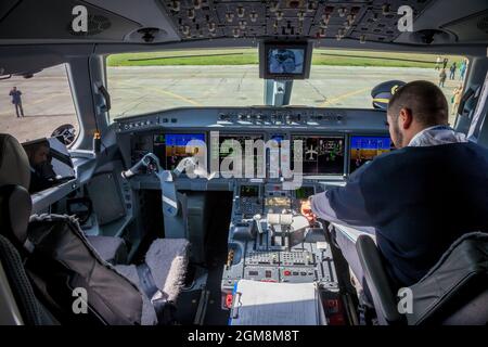 Ukraine, Kiev - 29 octobre 2019 : avion de poste de pilotage - Embraer. Tableau de bord de plan. Siège pilote. Nuit. Banque D'Images